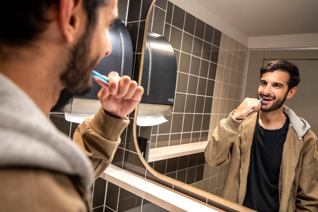 The Bee Hostel Amsterdam Bagian luar foto